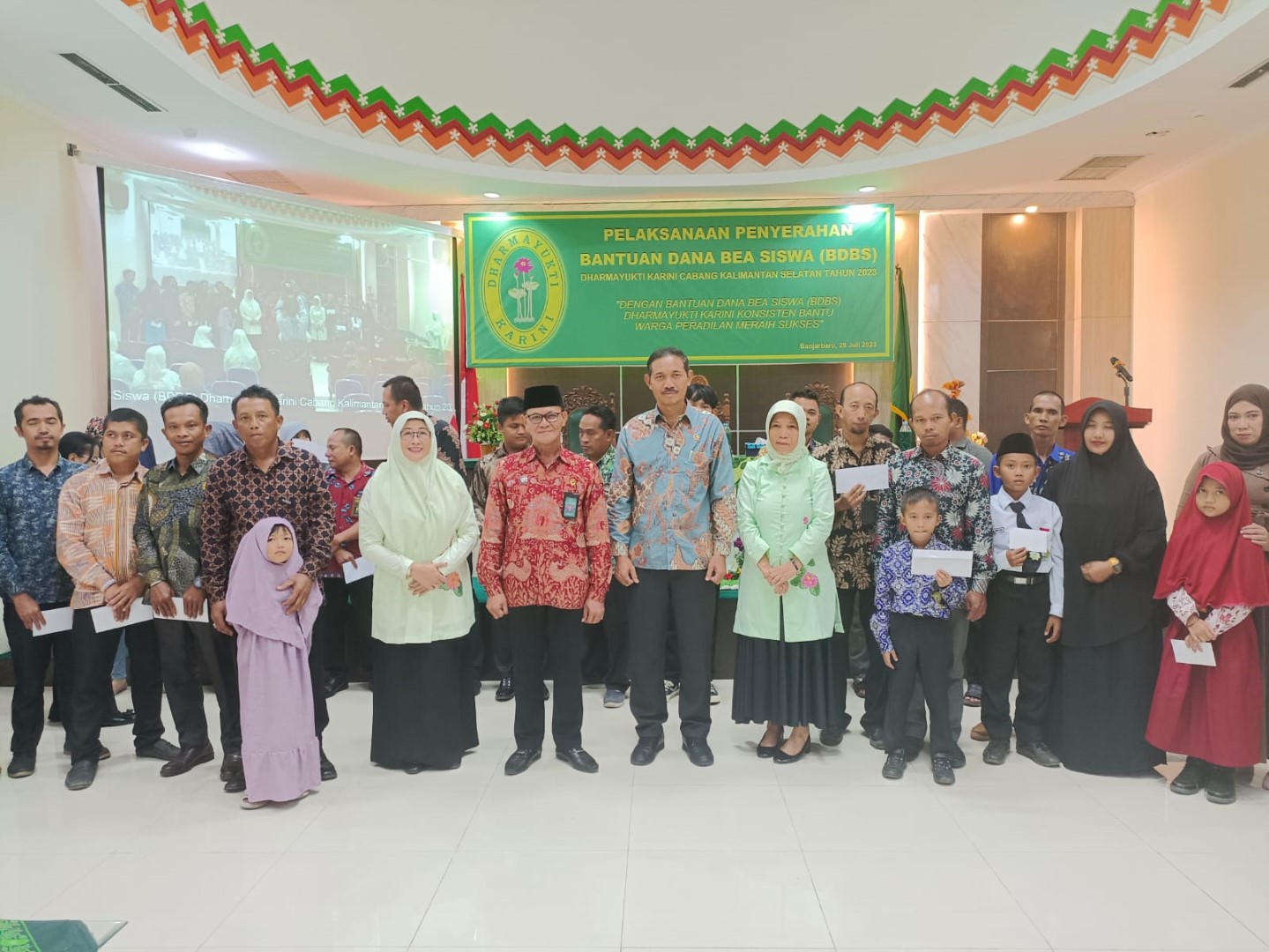 Penyerahan Bantuan Dana Bea Siswa (BDBS) Dharmayukti Karini Cabang Kalimantan Selatan Tahun 2023